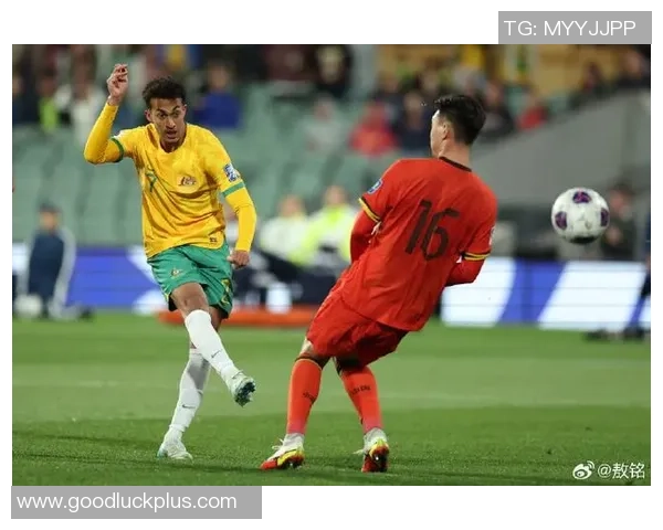 足球明星用挡脸动作庆祝进球瞬间引发热议展现个性与风格